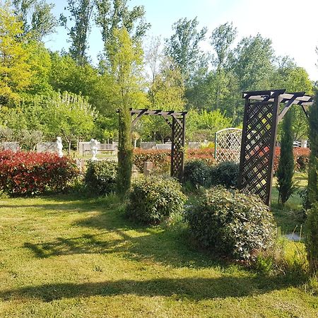 Chateau Des Perichons Poncins Exteriör bild