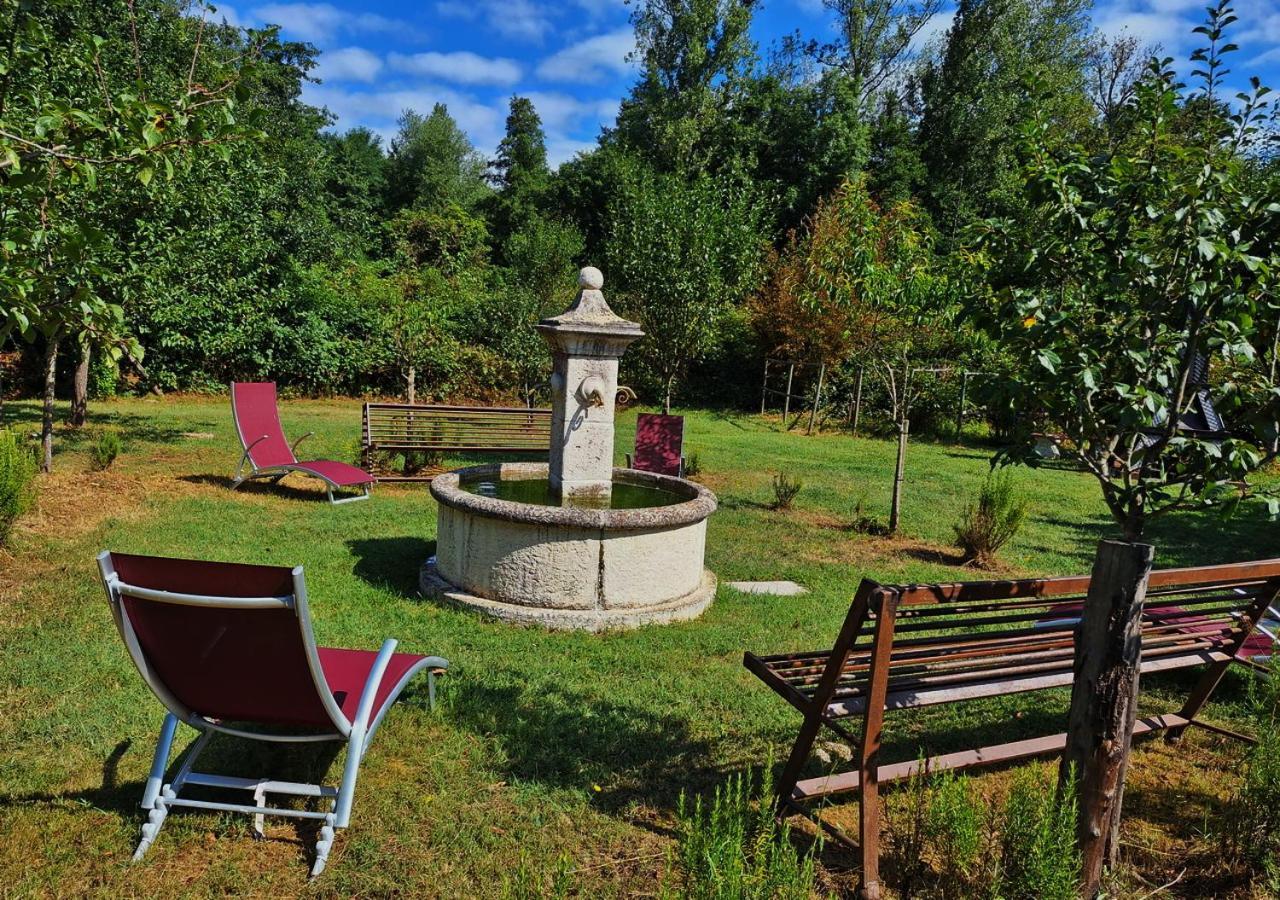 Chateau Des Perichons Poncins Exteriör bild